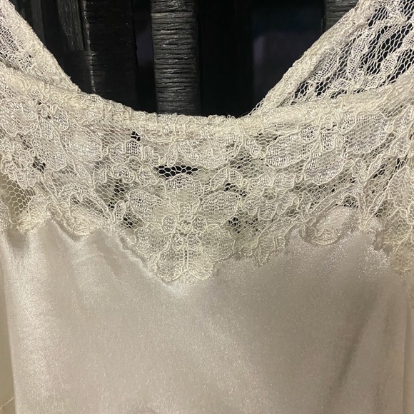 Lingerie CAIQUE full length 100% polyester white laced nightgown. - Picture 5 of 5